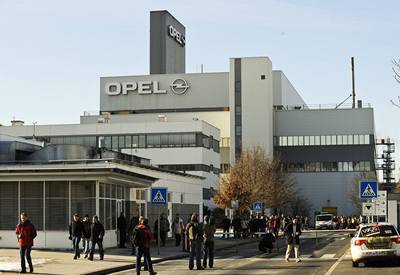 Zamstnanci ped továrnou Opel v nmeckém Eisenachu